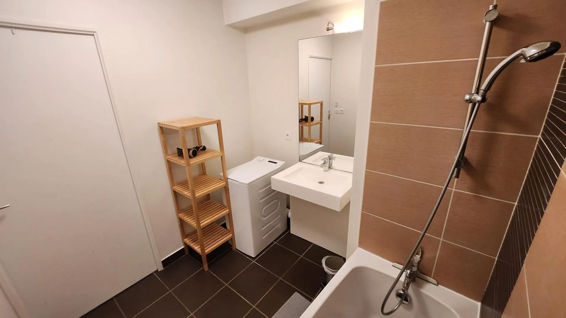 Apartment Appt 2 Chambres Au Calme - Jardin Prive - Metro D, Eurexpo, Groupama Stadium Saint-Priest