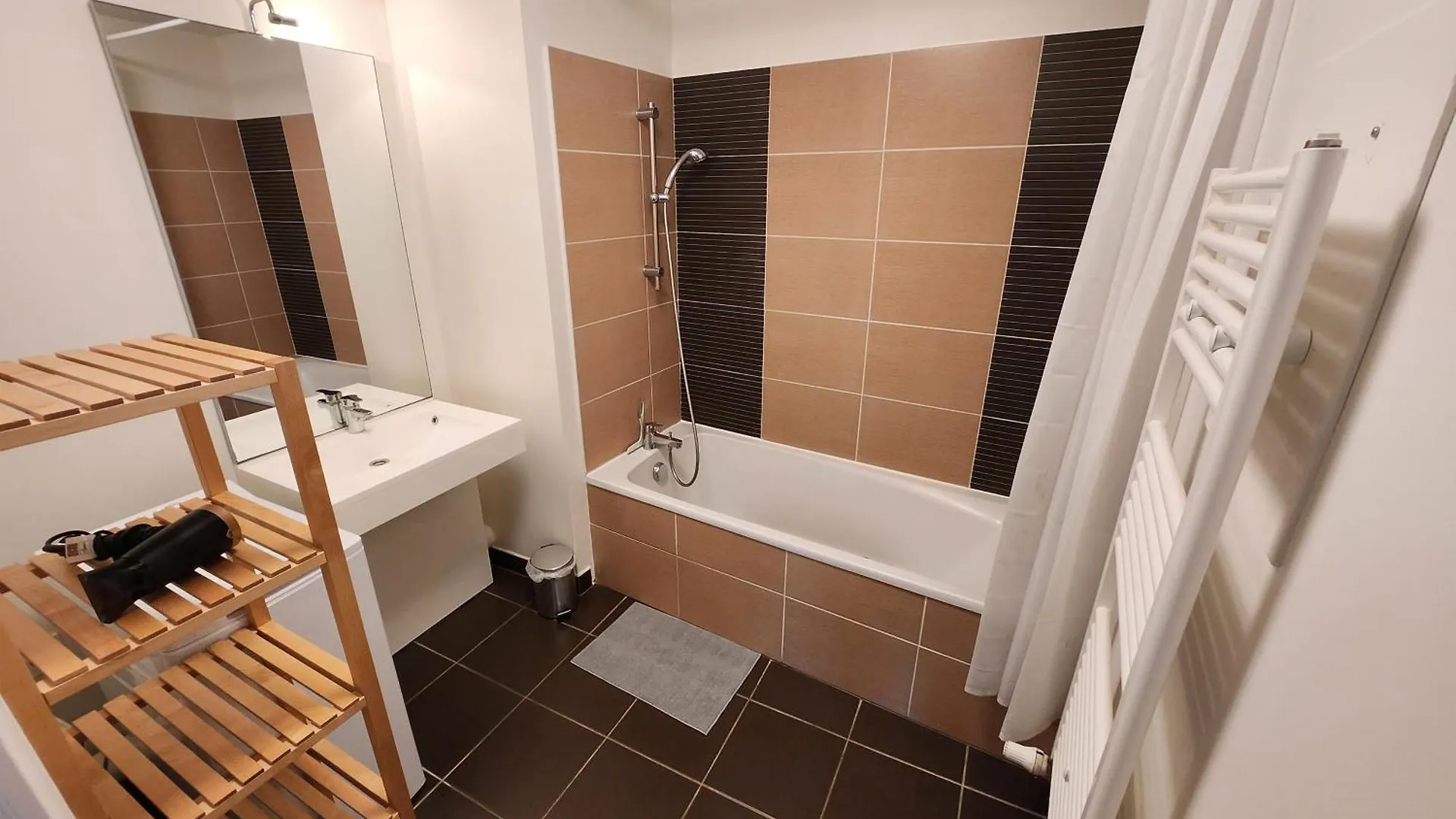 Appt 2 Chambres Au Calme - Jardin Prive - Metro D, Eurexpo, Groupama Stadium Saint-Priest  Appartement